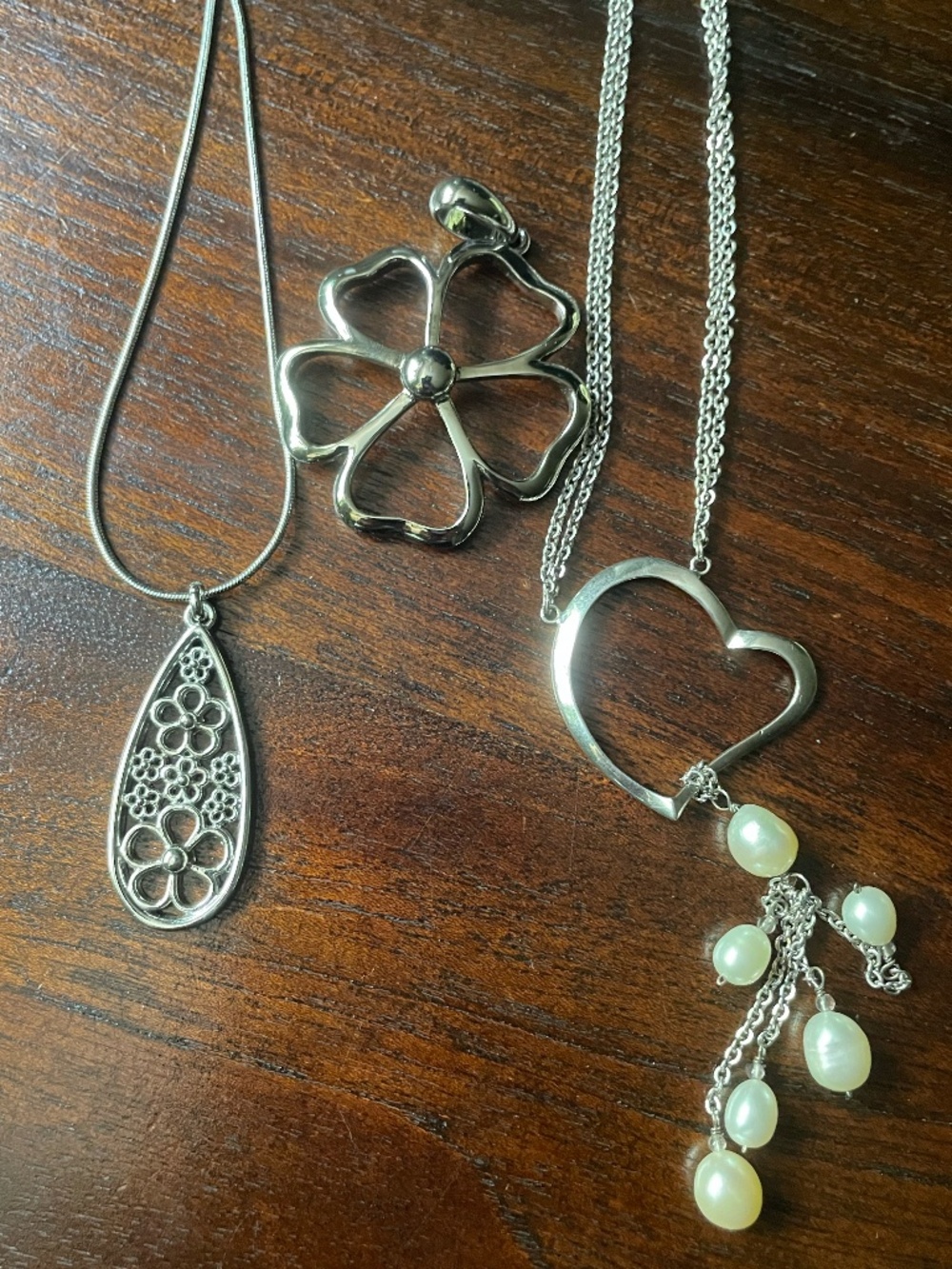 Lot of 2 necklaces and a floral charm - Lia Sophia